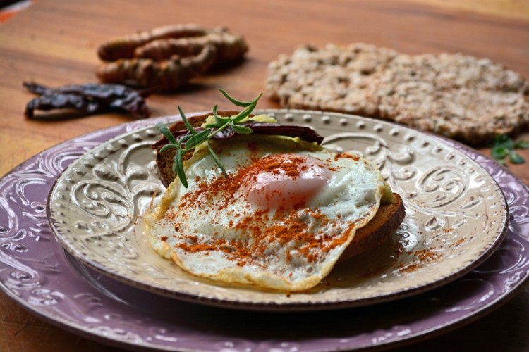 Uova alla curcuma con crema di gambi di broccolo e sedano rapa