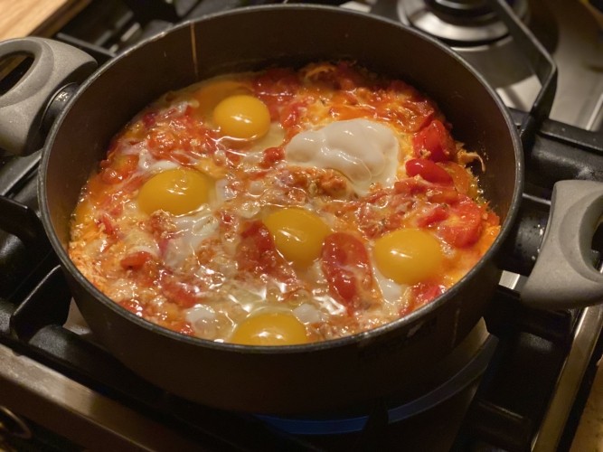 Uova in padella con pomodoro fresco
