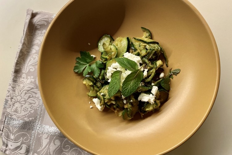 Zucchine in padella con feta e menta