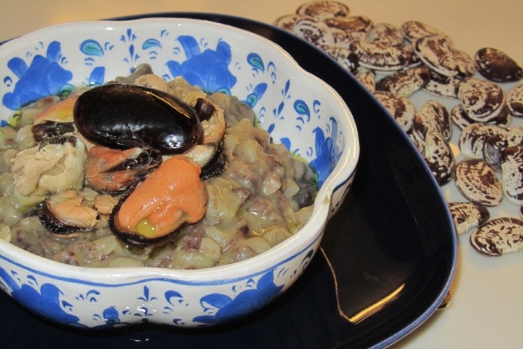 Zuppa di fagioli tigrati con cozze e farro