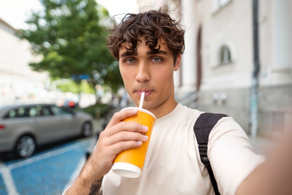 Bibite dolcificate e zucchero possono causare caduta dei capelli